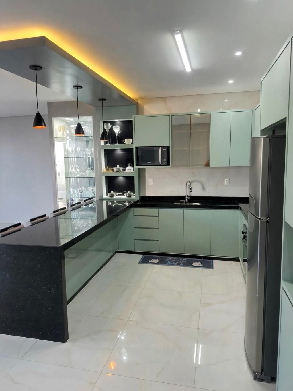 Cozinha planejada verde suave com bancada preta e cristaleira