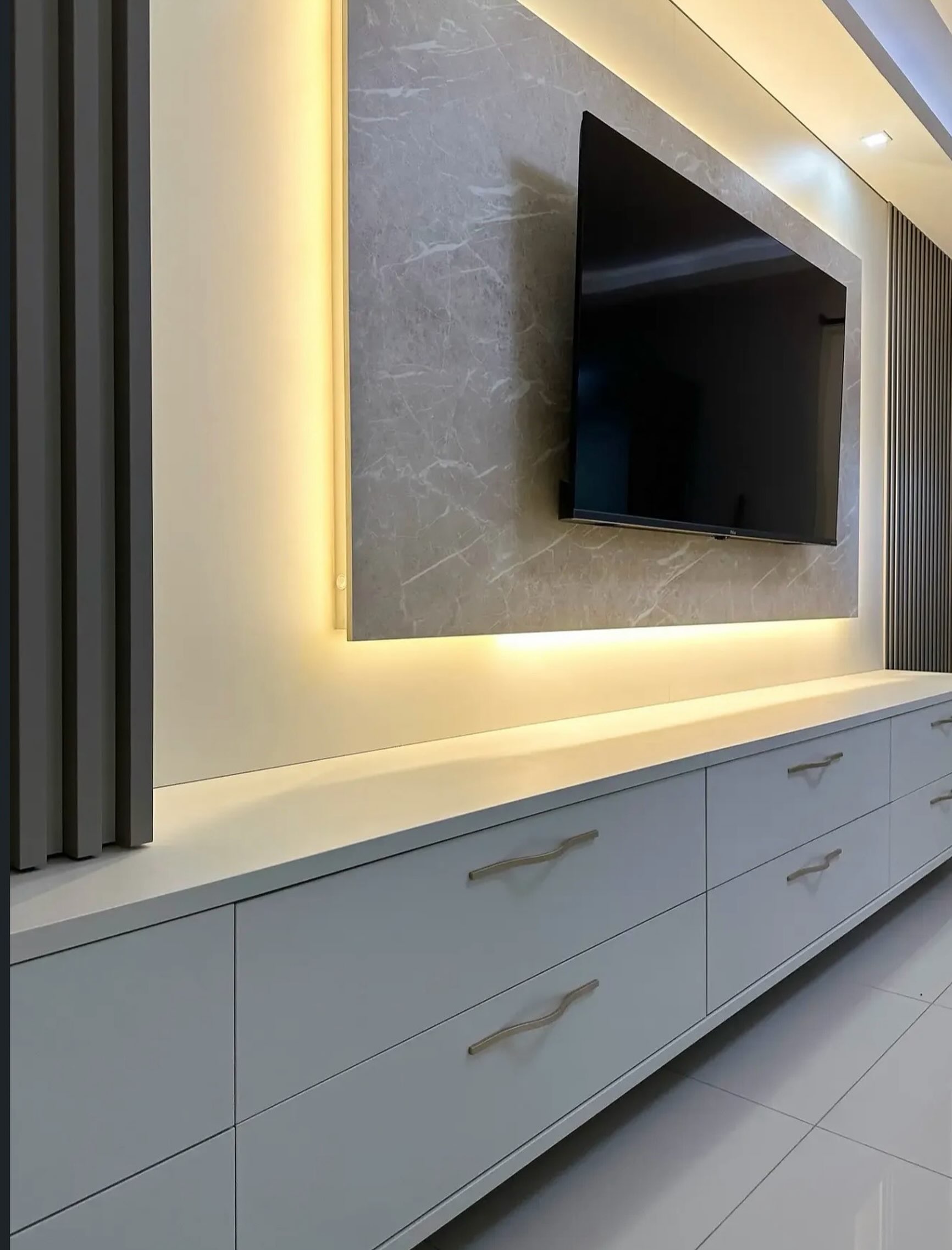 Painel de televisão com textura de pedra, ripado e iluminação indireta